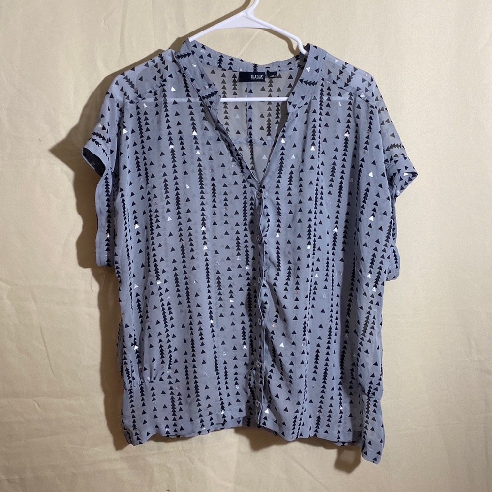A.n.a Women’s Gray Blouse with triangle details
